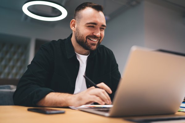 Freelance informatique : réussir grâce à l'adaptabilité et à la spécialisation